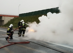 Strażacy OSP Lubice podczas akcji ratowniczo-gaśniczej, trasa szybkiego ruchu