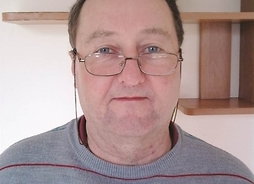 mężczyzna w okularach