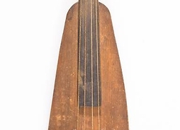 Zdjęcie przedstawia ludowy instrument muzyczny