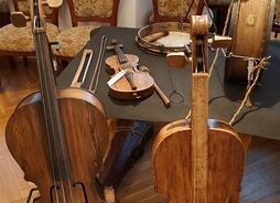 Zdjęcie przedsawia instrumenty muzyczne będące w zasobach muzeum