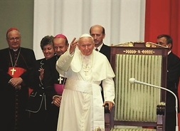 papież w otoczeniu polityków na tle barw narodowych