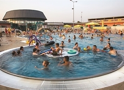 Ludzie w strojach kąpielowych relaksują się w basenie