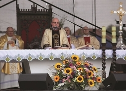 Książa za oltarzem sprawują mszę św.