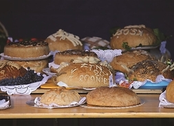 Bochenki chleba dożynkowego z różnych mazowieckiech gmin