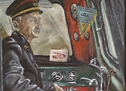 obraz przedstawiający maszynistę siedzącego w kabinie pociągu