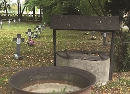 Studnia i metalowa kadź na cmentarzu