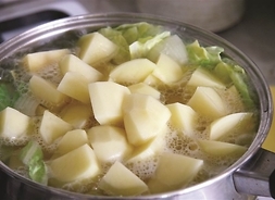 zupa w trakcie gotowania