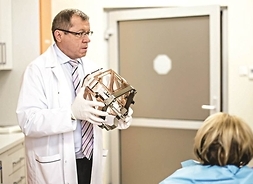 lekarz trzyma w dłoniach urządzenie medyczne