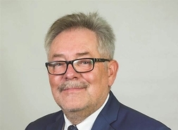 Grzegorz Benedykciński, zdjęcie samorządowca w stroju galowym