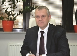 Dyrektor Marcin Podgórski, zdjęcie urzędnika w garniturze i w krawacie