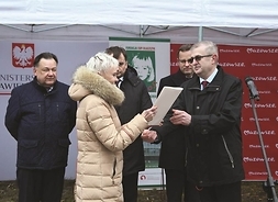 Ewa Blaszczyk prezes funacji otrzymuje dokument - pozwolenie na budowę