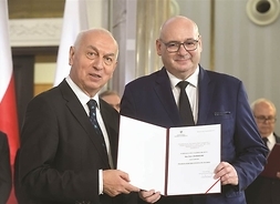 Piotr Zgorzelski odbiera nominację na posła IX kadencji sejmu RP