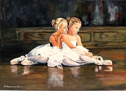 dwie dziewczynki/baletnice siedzą na podłodze opierają się o siebie