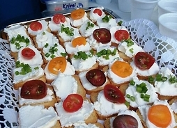 Kanapki z serkiem Krimi i pomidorami ułożone na tacy