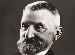 zdjęcie portretowe mężczyzna z brodą w garniturze