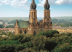 widok z loty ptaka na katedrę i jej okolicę
