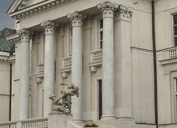 widok od frontu na murowany budynek z kolumnami