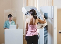 kobieta w trakcie badania mammograficznego