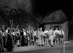 zdjęcie czarno-białe na scenie grupa aktorów w strojach góralskich