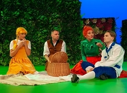 czwórka aktorów siedzi na kocu - trwa piknik