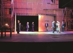 grupa osób na scenie teatru
