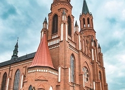 Kościół z czerwonej cegły, od frontu ma dwie wieże