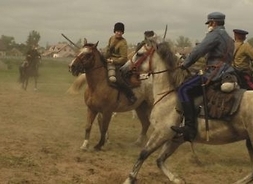 mężczyżni w strojach z epoki na koniach walczą ze sobą