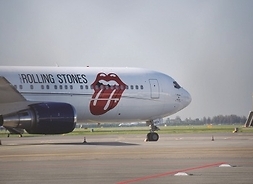 na płycie lotniska stoi samolot z napisem Rolling Stones