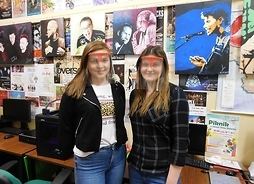 dwie dziewczyny z przyłbicami na twarzach pozują do zdjęcia