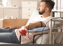 mężczyzna w trakcie pobierania krwi