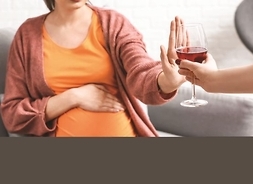 kobieta w ciąży odmawia alkoholu