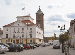 Widok na rynek Pułtuska od strony ulicy. W tle budynek z wieżą