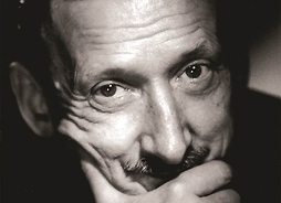 Tadeusz Sygietyński - czarno-białe zdjęcie portretowe, parzy wprost do kamery, twarz w pełnym planie, prawa dłoń obejmuje brodę zasłaniając usta.