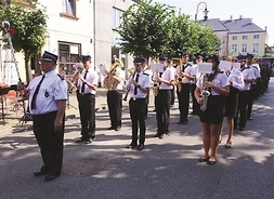 Orkiestra w trakcie występów na ulicach miasta