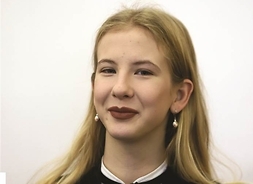 Wiceprzewodnicząca młodzieżowego sejmiku Elżbieta Gimzicka w stroju galowym