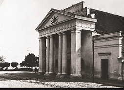 zdjęcia archiwalne budynku teatru, od frontu widocne kolumny