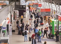 widok z góry na ludzi, którzy chodzą z walizkami po terminalu