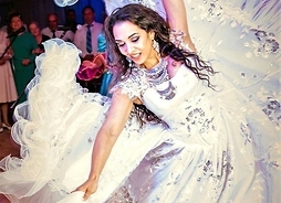 kobieta w białej falbaniastej sunkii tańczy