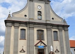 fasada kościoła w Żurominie