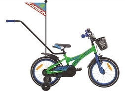 Rower dziecięcy z bocznymi kółkami, rączką umieszczoną za kierownicą oraz chorągiewką przyczepiooną za siodełkiem