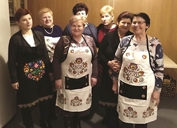 Grupa kobiet w kuchennych fartuszkach