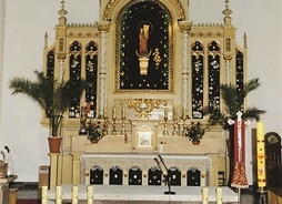 zdobiony ołtarz wewnątrz kościoła