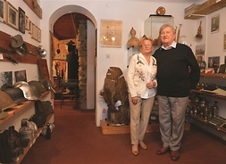 Małżeństwo stoi w jednej z sal muzeum widać eksponaty