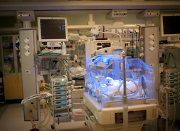 sala szpitalna z indubatorami dla nowonarodzonych dzieci