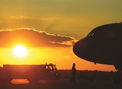Dziób samolotu na tle zachodzącego słońca