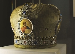 Liturgiczne nakrycie głowy pokryte złotym materiałem, wysadzana kamieniami szlachetnymi, z naszytym miniaturami świętych