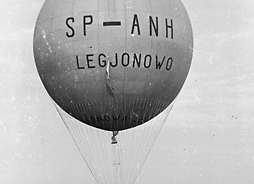 Archiwalna fotografia balonu z napisem LEGJONOWO