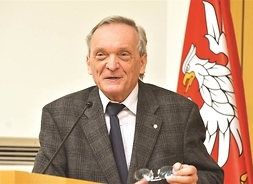 Prof. Hubert Izdebski podczas przemówienia na mównicy.
