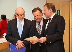 lewej: Janusz Lewandowski, Komisarz UE ds. Budżetu i Programowania Finansowego,  marszałek Adam Struzik oraz dr  Michael Schneider, przewodniczący Grupy EPL w Komitecie Regionów
