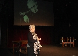 Dr Elżbieta Skotnicka-Illasiewicz – siostra Jana Skotnickiego – podczas uroczystości 40-lecia Teatru Dramatycznego w Płocku